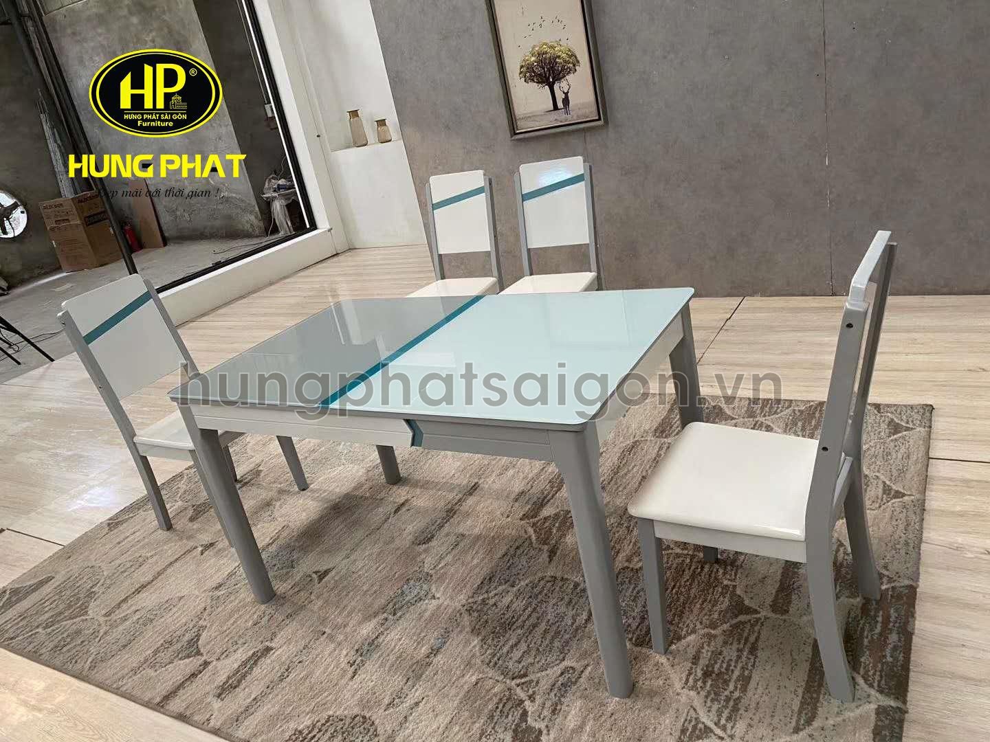 Bàn ăn mặt kính hiện đại mang đến vẻ đẹp sang trọng cho không gian