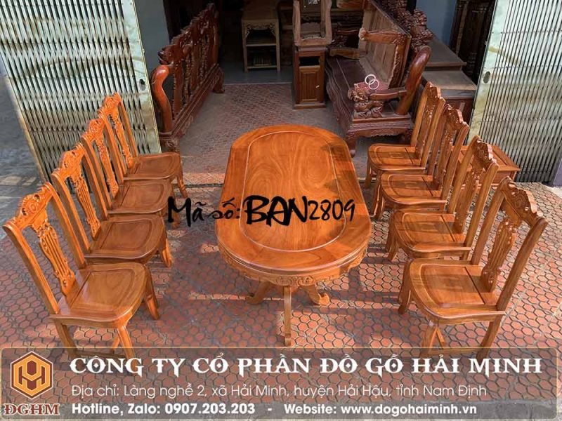 bàn ăn oval 8 ghế gỗ gõ đỏ đẹp mắt trong không gian phòng ăn