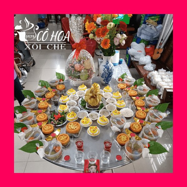 Bàn cúng đầy tháng cho bé gái miền Bắc chuẩn bị tạ ơn Bà Mụ và Đức Ông