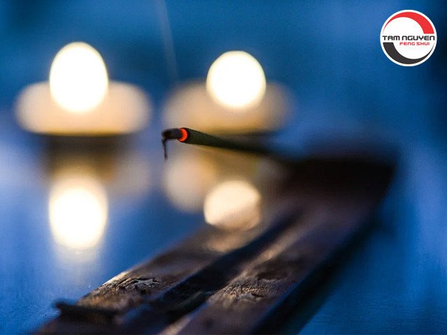Bàn cúng rằm tháng 7 với các lễ vật được sắp đặt chuẩn bị tươm tất cho nghi thức cúng gia tiên và thần linh