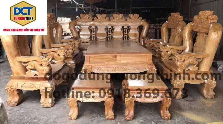 Bộ bàn ghế gỗ tự nhiên với chi tiết tay vịn kích thước 10cm sang trọng đặt trong phòng khách