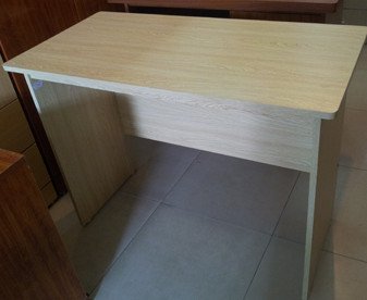Bàn học hoặc bàn làm việc làm từ gỗ ép, thiết kế đơn giản