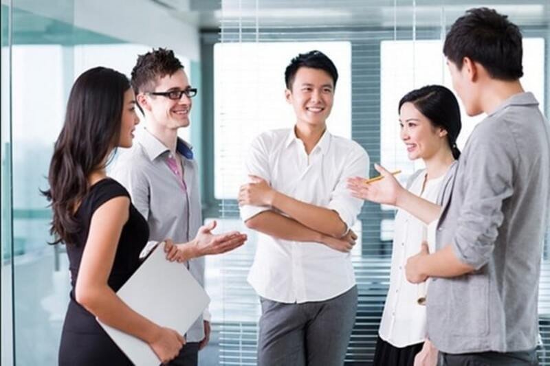 Bàn tay chỉ vào lịch vạn niên, minh họa cách xem ngày tốt chuyển phòng làm việc theo tuổi để khởi đầu suôn sẻ