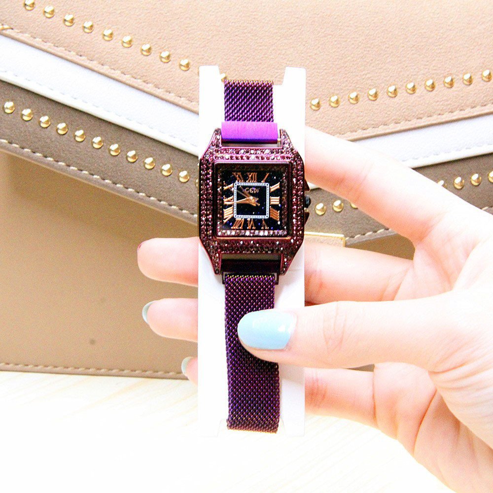 Bàn tay đeo đồng hồ đang xem giờ