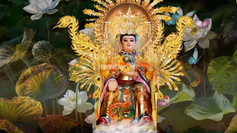 Bàn tay gia chủ cầm nén hương, thể hiện sự thành kính khi khấn Mẹ Diêu Trì