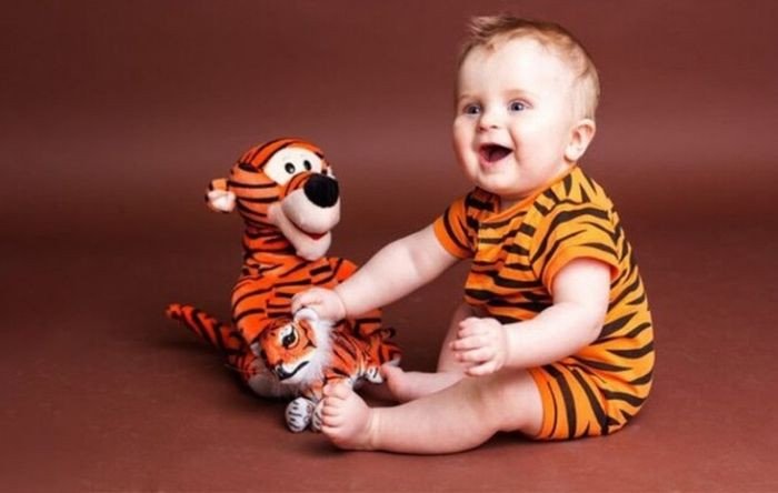 Bàn tay trẻ thơ nắm ngón tay người lớn, biểu tượng cho vận mệnh 2022 mệnh gì tuổi gì và sự bảo bọc