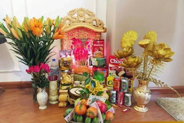 Ban Thần Tài được bày trí tươm tất với lễ vật cúng ông Công ông Táo