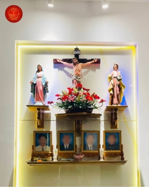 Bàn Thờ Chúa Và Bàn Thờ Gia Tiên: Cách Đặt Đúng Cách
