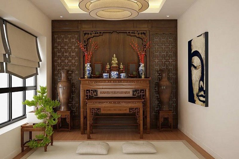 Bàn thờ gia tiên bằng gỗ đặt trang trọng trong nhà hướng Đông Nam, mang lại sự an yên và phước lành
