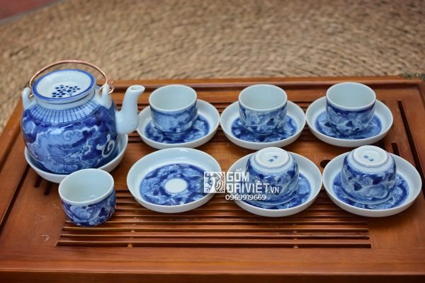 Bàn thờ gia tiên được bài trí đơn giản nhưng trang trọng, ánh nến lung linh