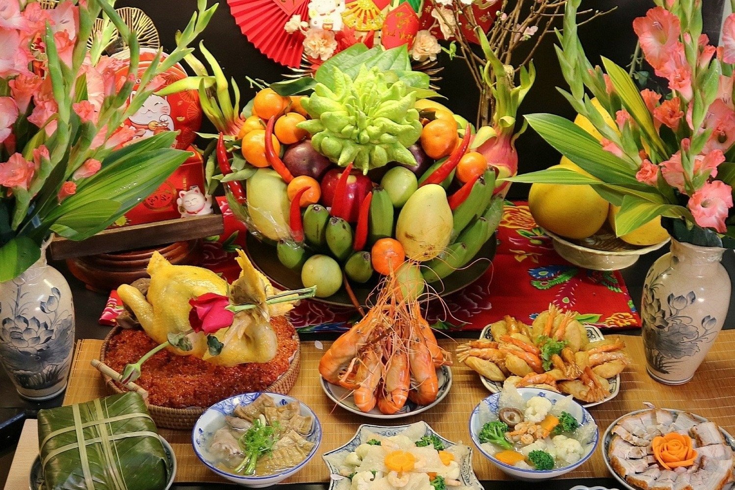 Bàn thờ gia tiên trang trọng với mâm ngũ quả và hương khói trong lễ cúng Rằm.