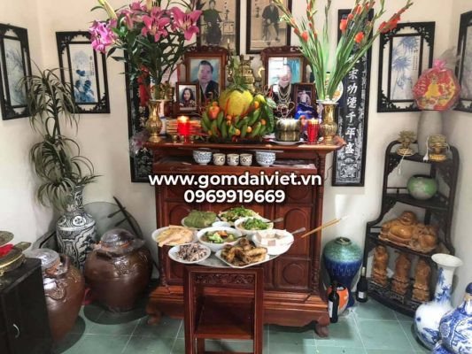 Bàn thờ gia tiên với đầy đủ lễ vật và lư hương nghi ngút khói