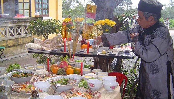 Bàn thờ gia tiên với mâm cỗ tất niên chuẩn bị văn khấn mời ông bà về ăn Tết