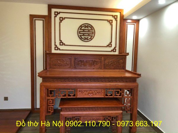 Bàn thờ gỗ đứng hương đá đẹp phù hợp khi xem ngày đặt bàn thờ theo tuổi
