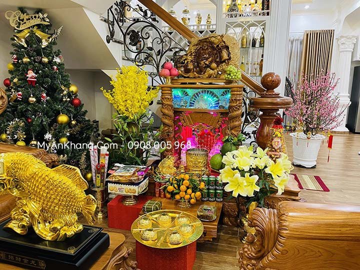 Bàn thờ Thần Tài Ông Địa được bày biện đầy đủ lễ vật vào ngày cúng để cầu tài lộc