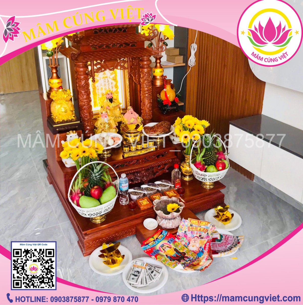 Bàn thờ Thần Tài Thổ Địa được bày trí với hoa tươi và các lễ vật cúng chay