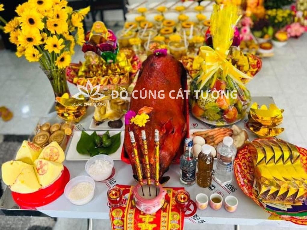 Bàn thờ Thần Tài Thổ Địa được trang trí tỉ mỉ với lễ vật cúng Thần Tài mùng 10 tháng Giêng, thể hiện sự thịnh vượng và an lành.