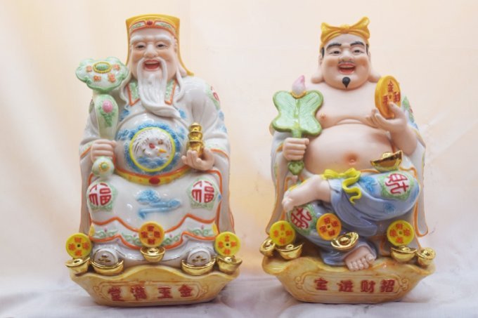 Bàn thờ Thần Tài Thổ Địa với đầy đủ lễ vật cúng rằm tháng 7