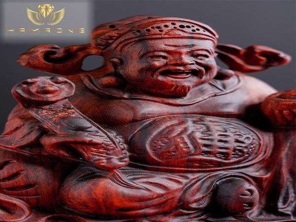 Bàn thờ Thần Tài và Ông Địa được bố trí đầy đủ lễ vật: tượng, bát nhang, bình hoa, mâm ngũ quả