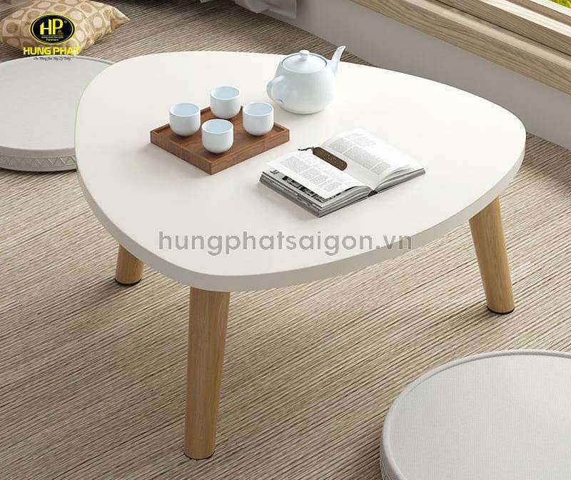 Bàn trà chân gỗ hình tam giác với thiết kế độc đáo và sáng tạo.