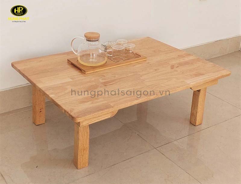 Bàn trà chân gỗ hình vuông mang đến nét hiện đại và chắc chắn cho không gian.