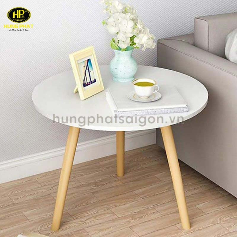 Bàn trà có ba chân gỗ là lựa chọn ấn tượng cho không gian hiện đại.