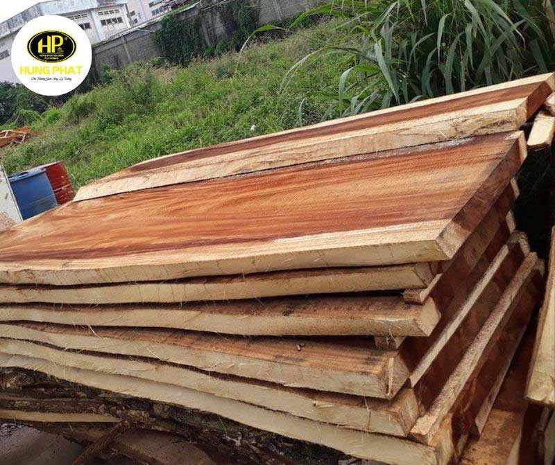 Bàn trà gỗ me tây vuông với chân gỗ tự nhiên