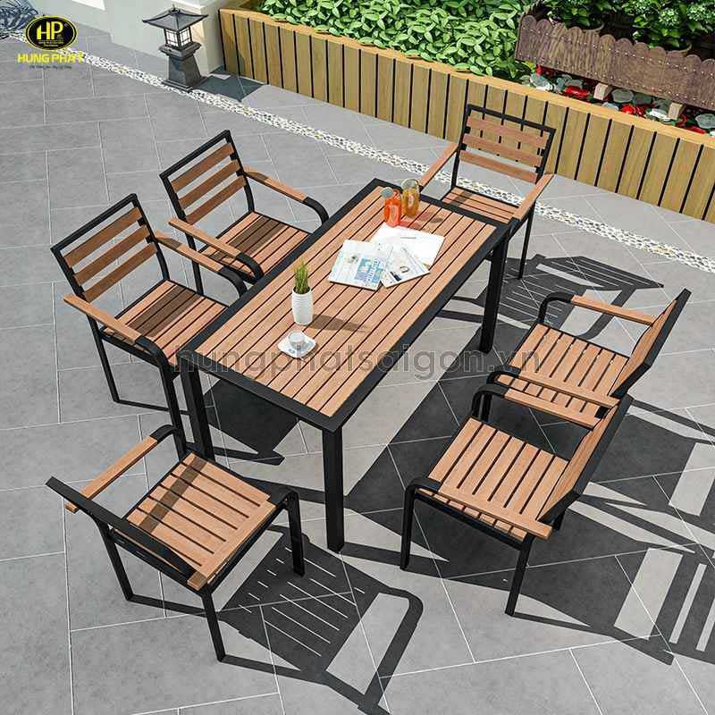 Bàn trà hình chữ nhật bằng gỗ và kim loại, phù hợp nhiều không gian.