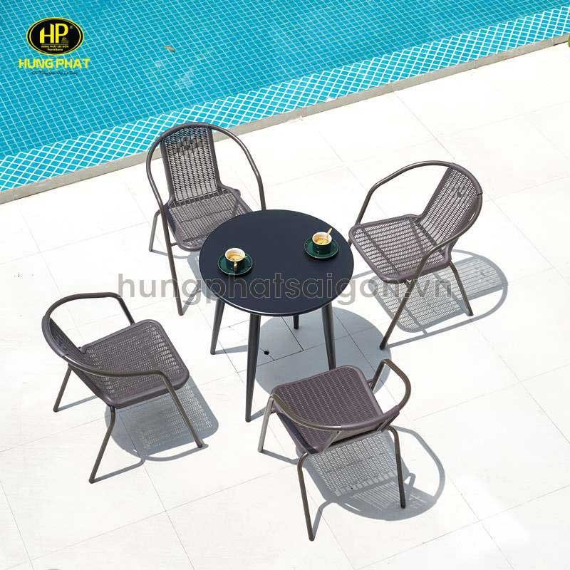 Bàn trà ngoài trời bằng sắt rèn nghệ thuật, phong cách cổ điển.