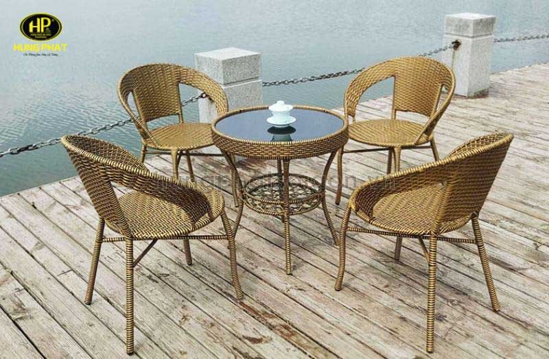 Bàn trà ngoài trời mặt kính cường lực với chân kim loại.