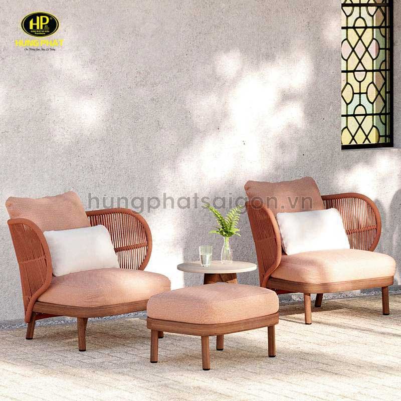 Bàn trà nhỏ gọn đặt ở ban công chung cư, tiết kiệm diện tích.