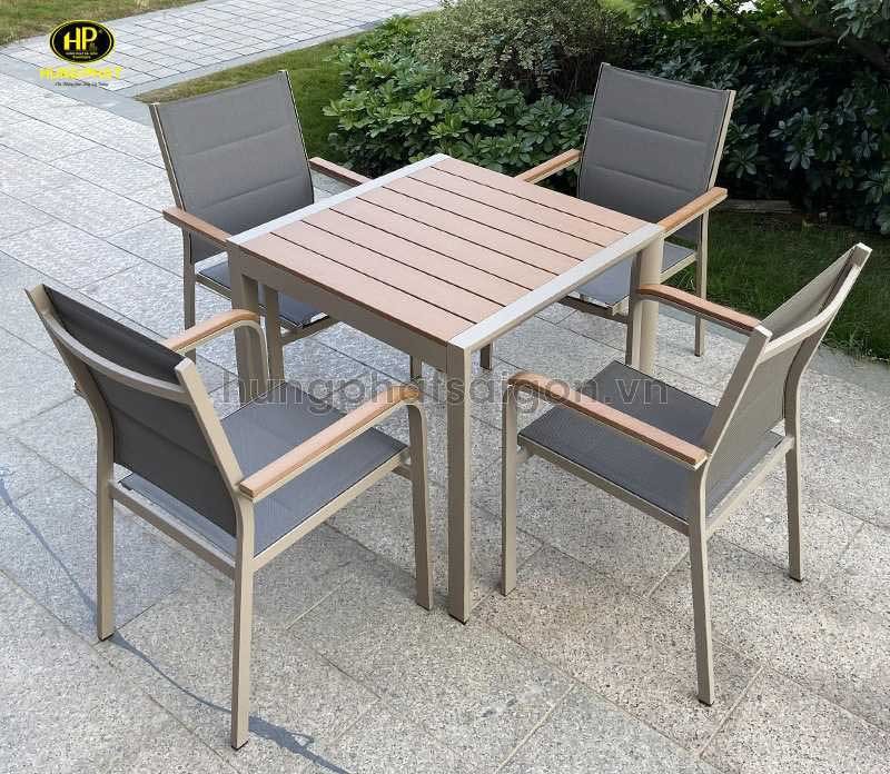 Bàn trà vuông nhỏ gọn bằng gỗ cho không gian ngoài trời.