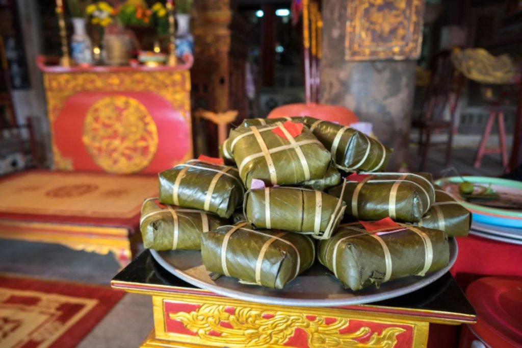 Bánh chưng, bánh tét là lễ vật không thể thiếu trong mâm cúng đầu năm