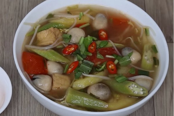 Bát canh chua chay với đậu hũ và rau củ