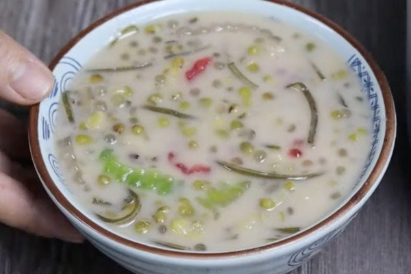 Bát chè đậu xanh cốt dừa thơm ngon