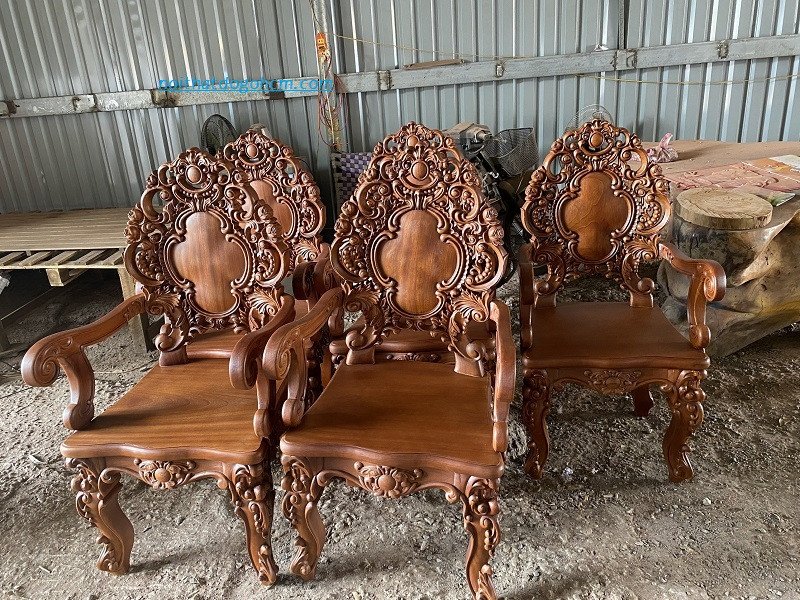 Bề mặt đồ gỗ sáng bóng sau khi phủ lớp sơn cao cấp tại TP.HCM