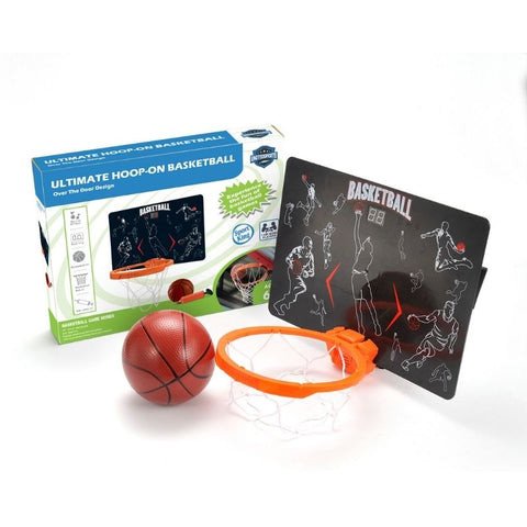 Bé trai vui vẻ ném bóng rổ vào khung tập thể dục tại nhà, rèn luyện vận động thô