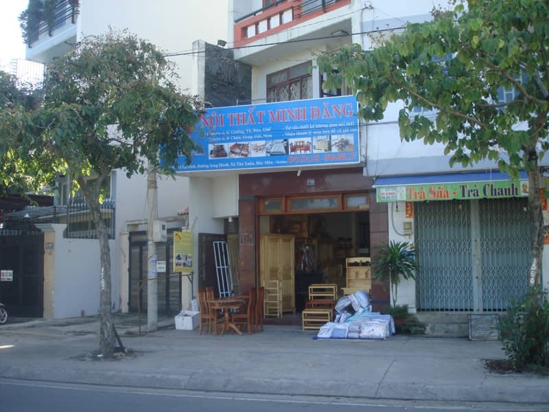 Bên trong cửa hàng nội thất Minh Đăng ở Hóc Môn