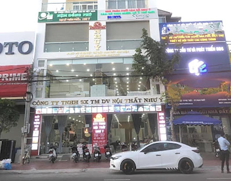 Bên trong cửa hàng nội thất Như Ý với nhiều lựa chọn