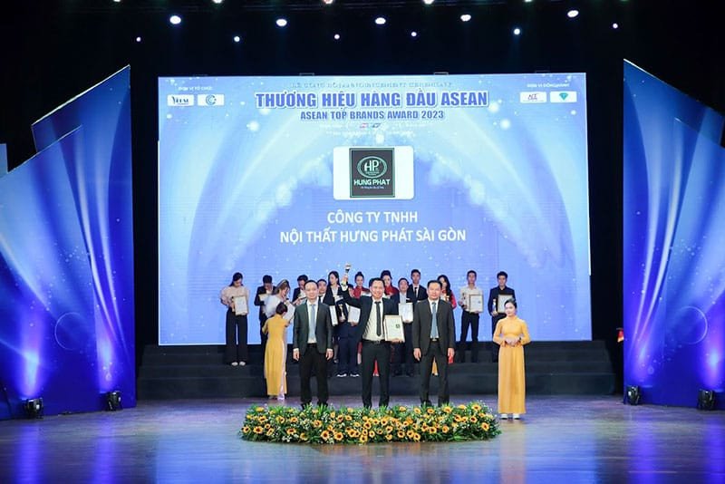 Bên trong showroom nội thất trưng bày đa dạng sản phẩm tại Cần Thơ