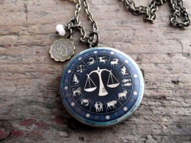 Biểu tượng cái cân của cung Thiên Bình, liên quan đến 20/10 cung hoàng đạo gì