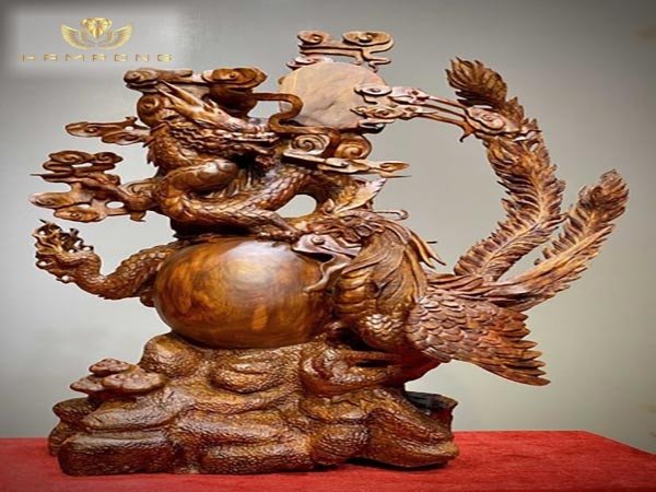 Biểu tượng Long Phụng sum vầy trên tượng gỗ giúp trấn trạch, xua đuổi tà khí