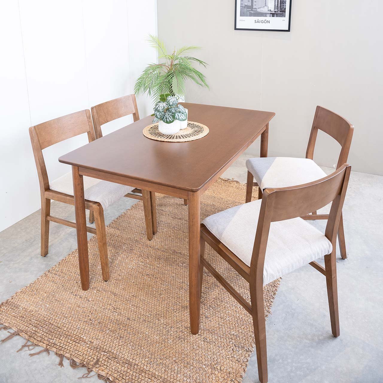 Bộ bàn ăn 4 ghế làm từ gỗ cao su bền chắc