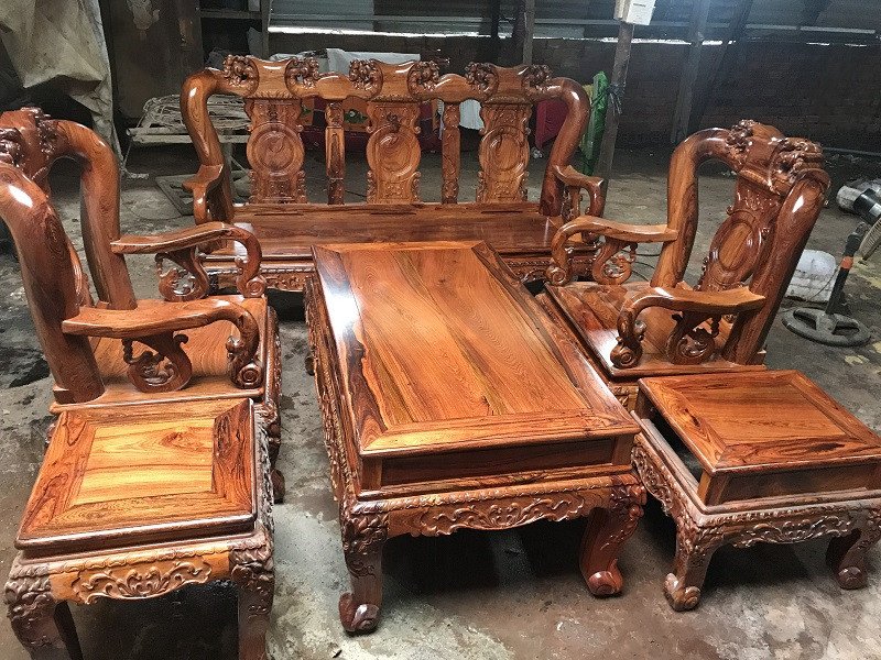 Bộ bàn ghế gỗ cũ chạm khắc tinh xảo, minh họa giá trị đồ gỗ nội thất xưa