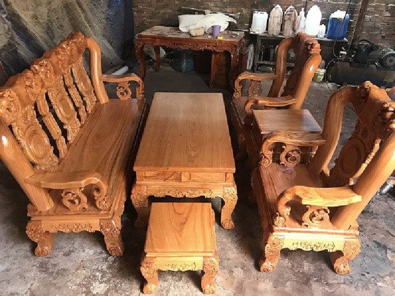 Bộ bàn ghế gỗ gõ đỏ tay 12 đặt trong không gian phòng khách