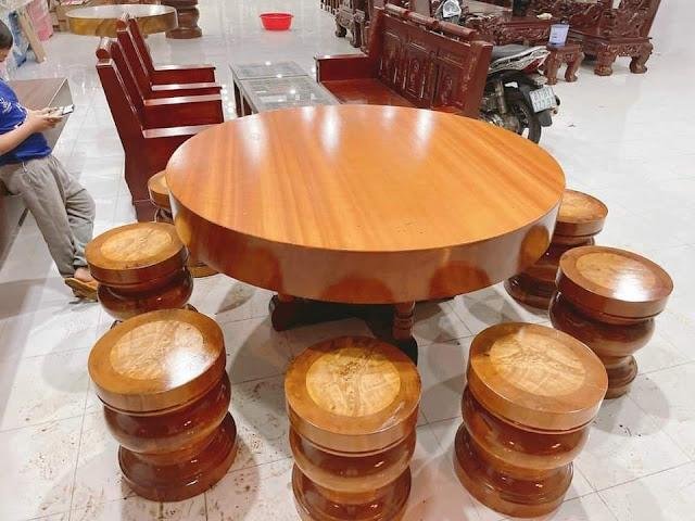 Bộ bàn ghế phòng khách chạm khắc tinh xảo từ Gỗ Gụ nguyên khối, thể hiện sự sang trọng và đẳng cấp vượt thời gian của dòng gỗ quý