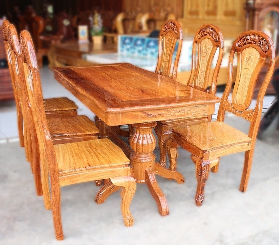 Bộ bàn ghế làm từ gỗ Tếch, minh họa giá trị cao của vật liệu này