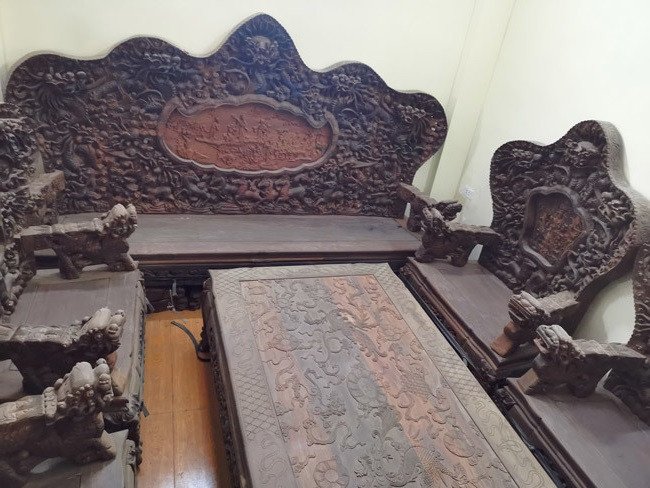 Bộ bàn ghế phòng khách làm từ gỗ trắc cao cấp