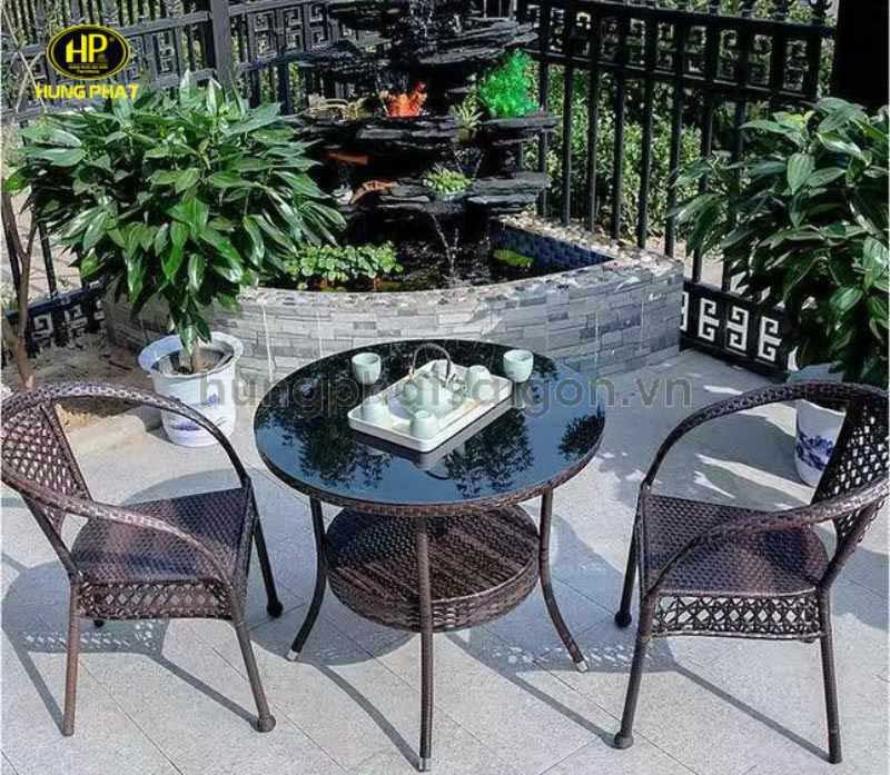 Bộ bàn trà sofa ngoài trời bằng nhựa giả mây đan.