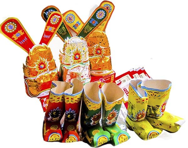 Bộ đồ cúng ông Công ông Táo bằng vàng mã chuẩn bị cho lễ cúng